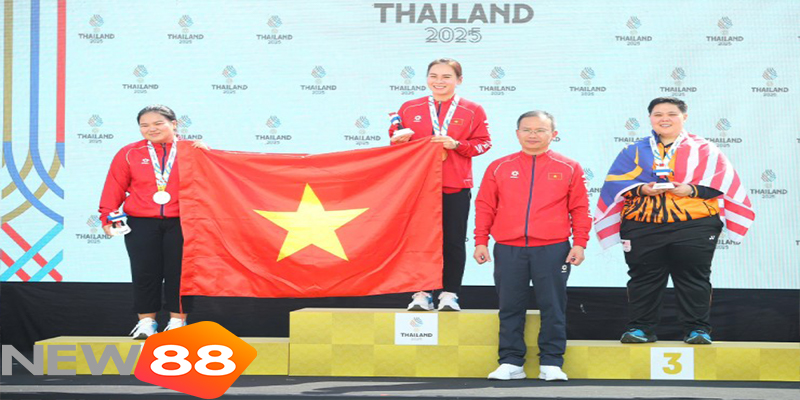 Khoảnh khắc Thu Vinh và Thùy Trang giương cao lá cờ Tổ quốc